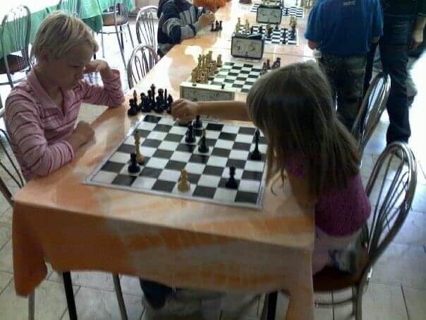 Viki playing chess2